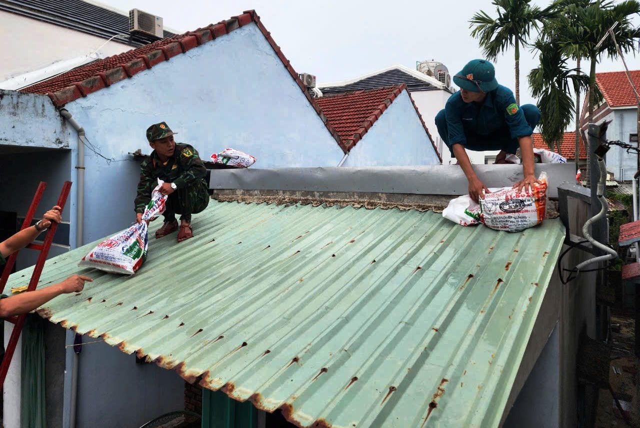 Bộ đội Biên phòng Quảng Nam giúp người dân chằng chống nhà cửa trước bão