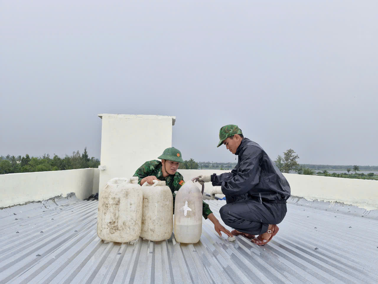 Bộ đội Biên phòng Quảng Nam giúp người dân chằng chống nhà cửa trước bão