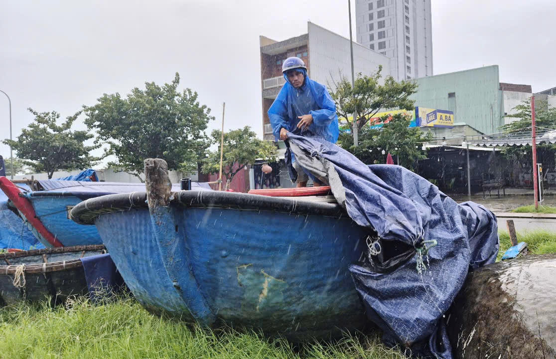 Ngư dân Đà Nẵng hối hả neo đậu tàu thuyền, cẩu thúng lên bờ tránh bão số 6