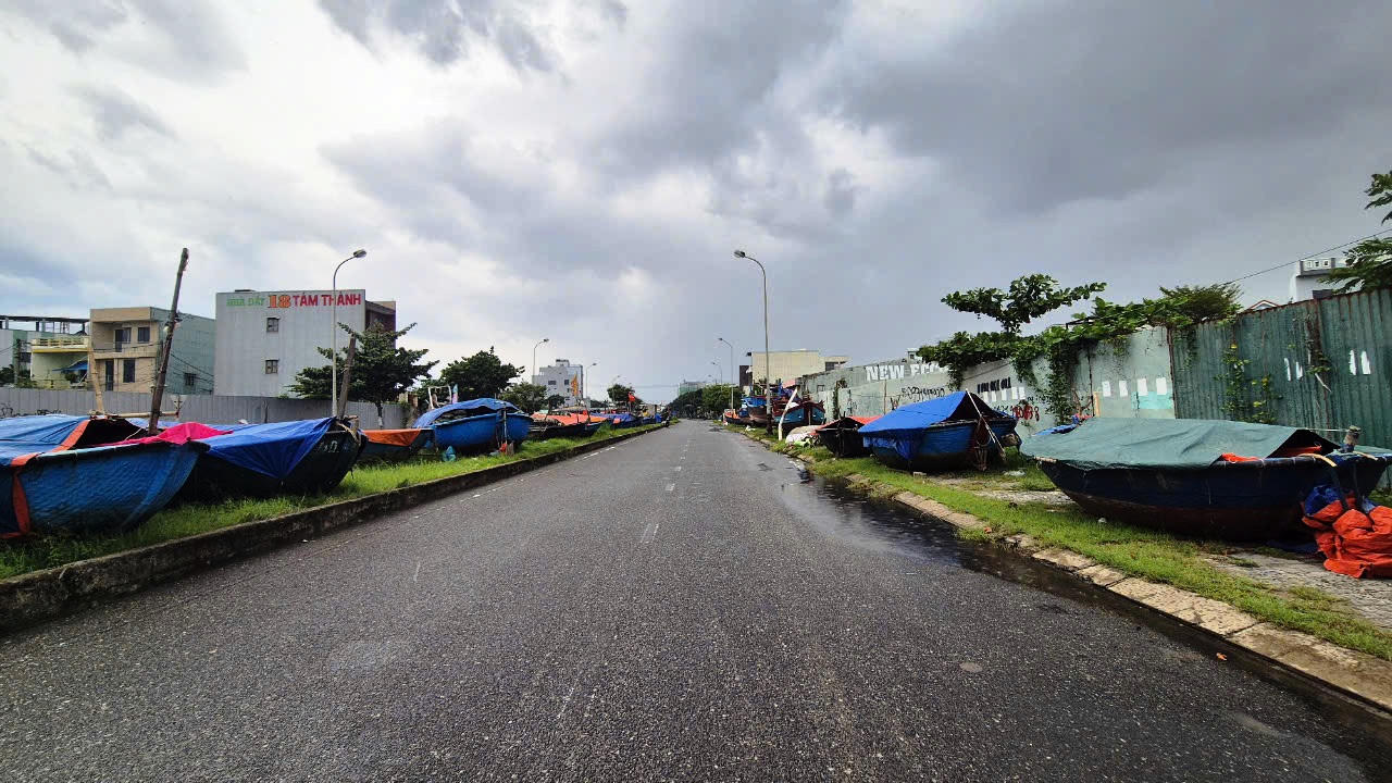 Ngư dân Đà Nẵng hối hả neo đậu tàu thuyền, cẩu thúng lên bờ tránh bão số 6