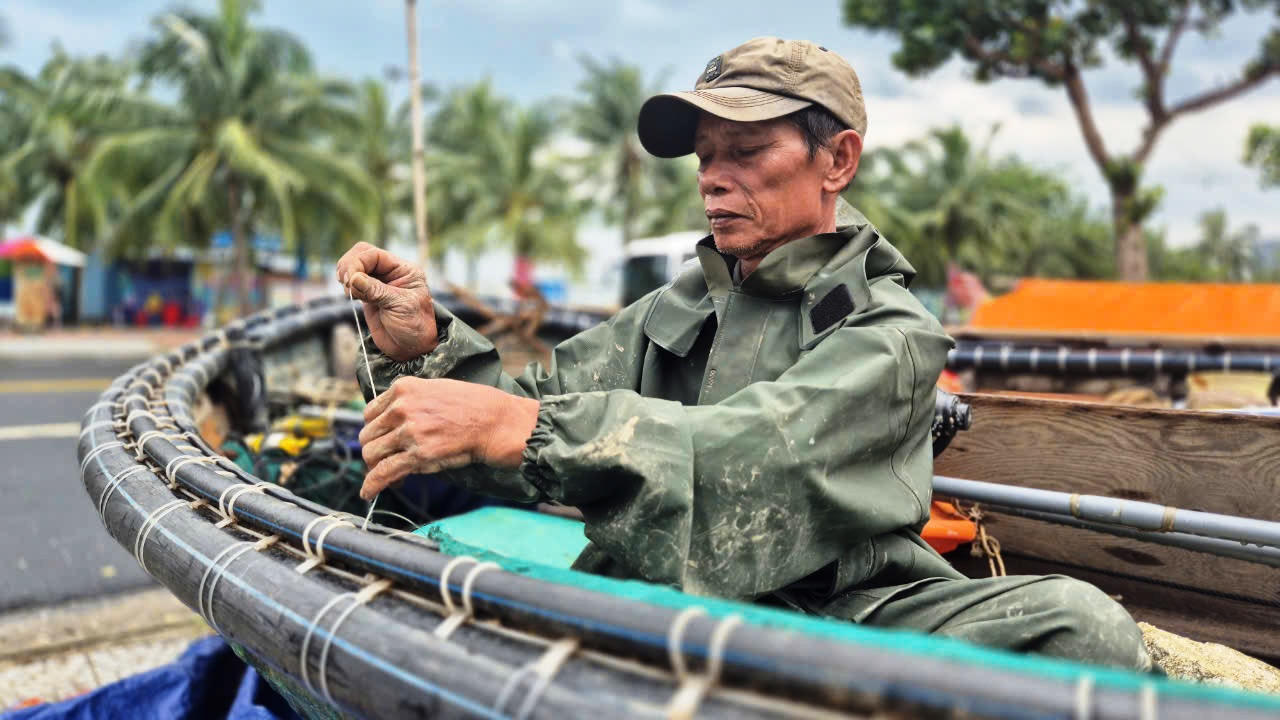 Ngư dân Đà Nẵng hối hả neo đậu tàu thuyền, cẩu thúng lên bờ tránh bão số 6