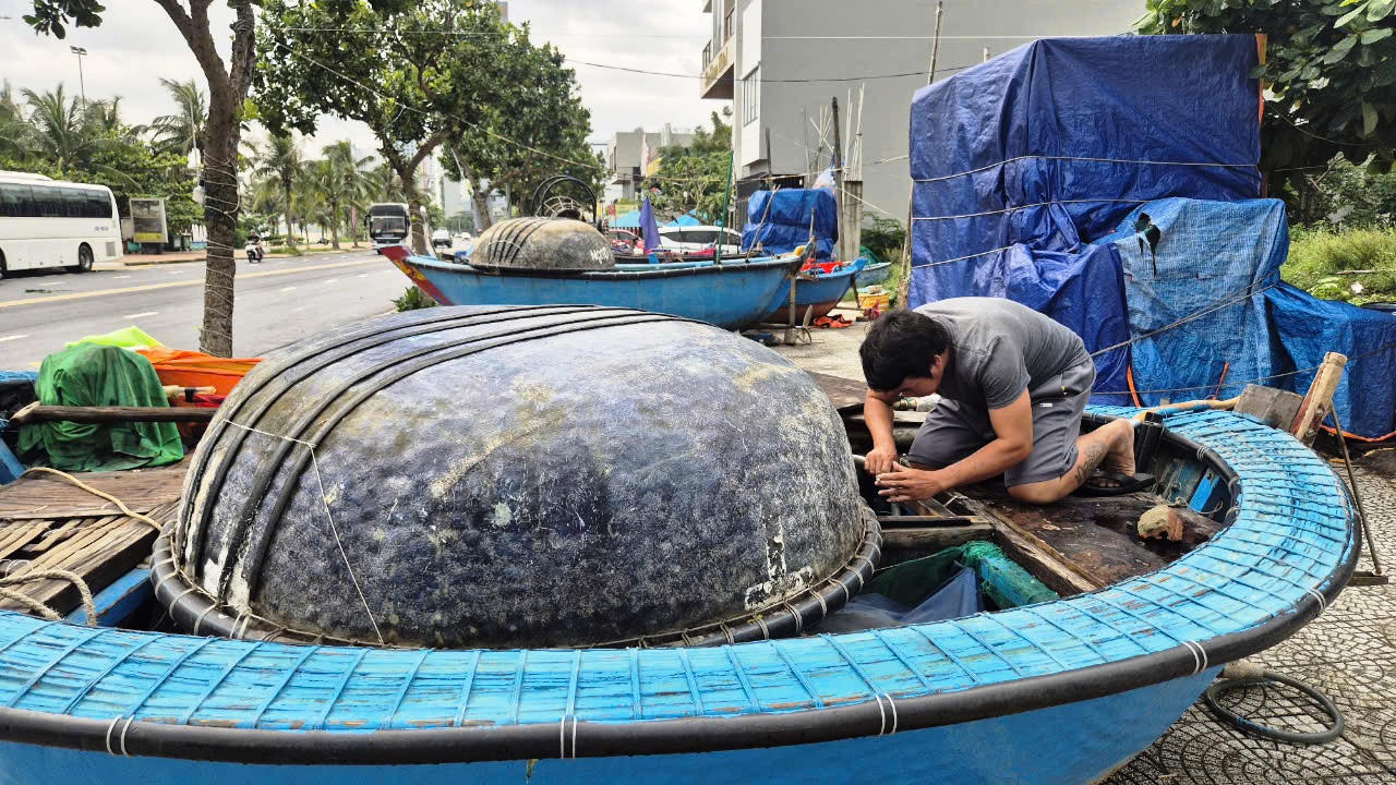 Ngư dân Đà Nẵng hối hả neo đậu tàu thuyền, cẩu thúng lên bờ tránh bão số 6