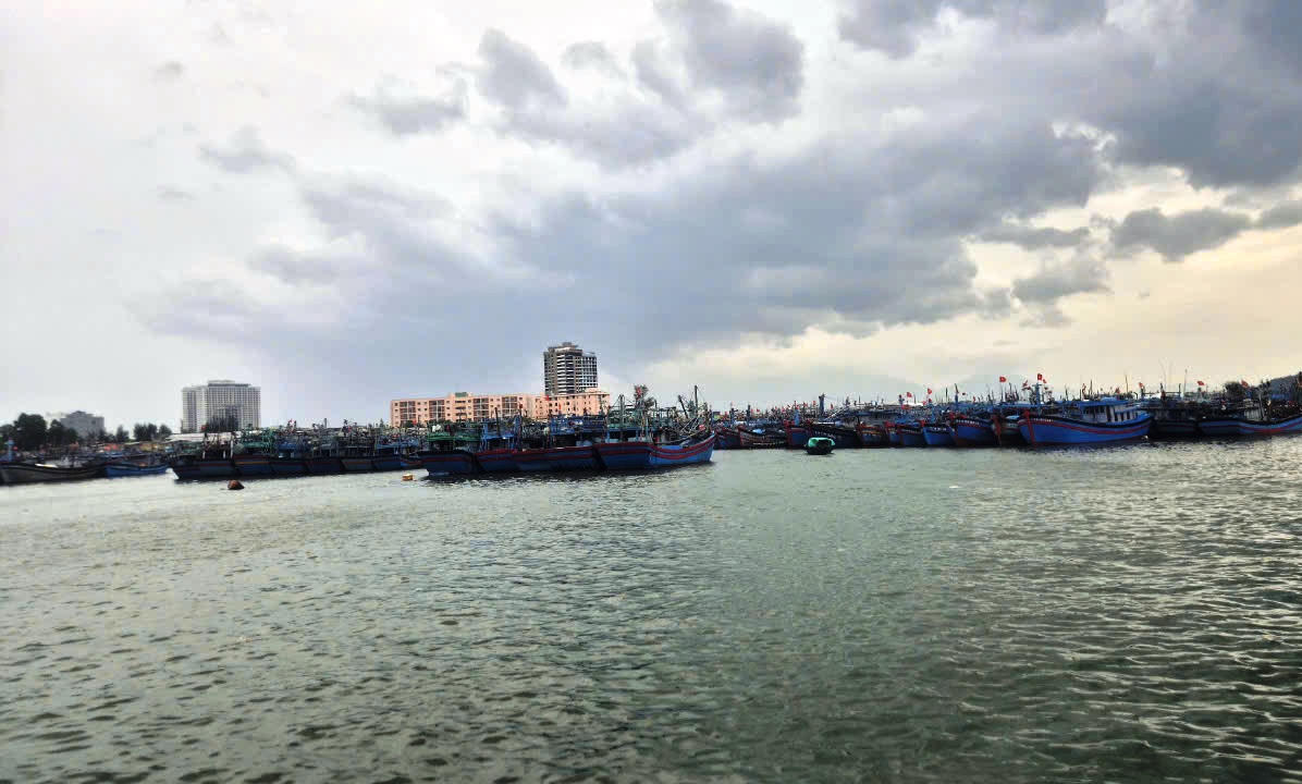 Ngư dân Đà Nẵng hối hả neo đậu tàu thuyền, cẩu thúng lên bờ tránh bão số 6