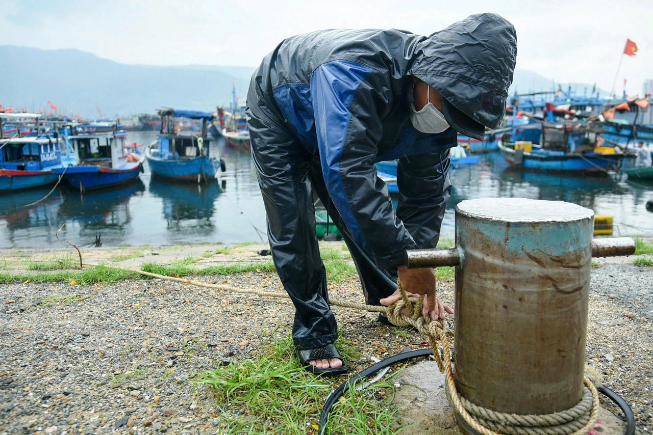 Ngư dân Đà Nẵng hối hả neo đậu tàu thuyền, cẩu thúng lên bờ tránh bão số 6