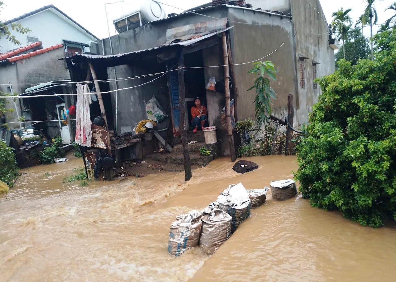 Mưa lớn cùng thủy điện xả lũ, 'rốn lũ' Đại Lộc ngập sâu, 300 hộ dân bị chia cắt