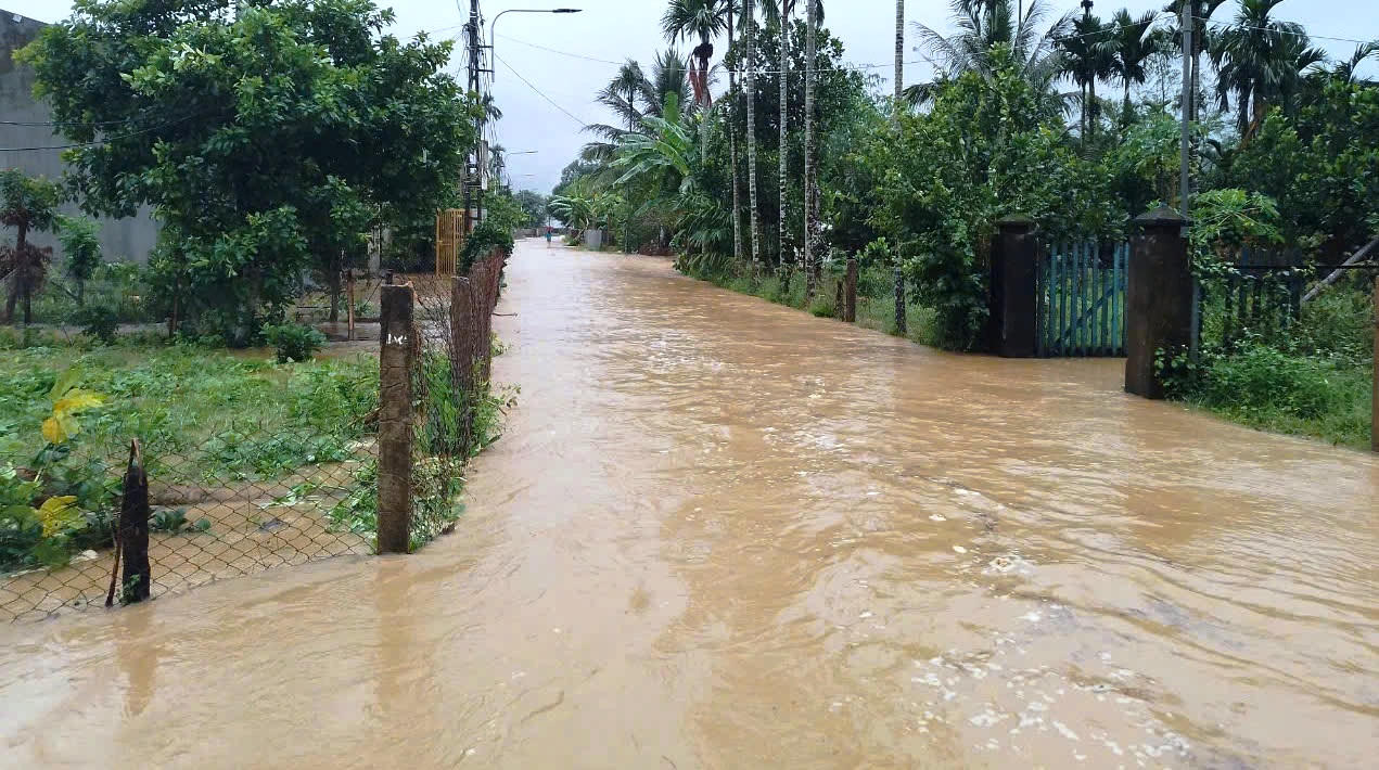 Mưa lớn cùng thủy điện xả lũ, 'rốn lũ' Đại Lộc ngập sâu, 300 hộ dân bị chia cắt