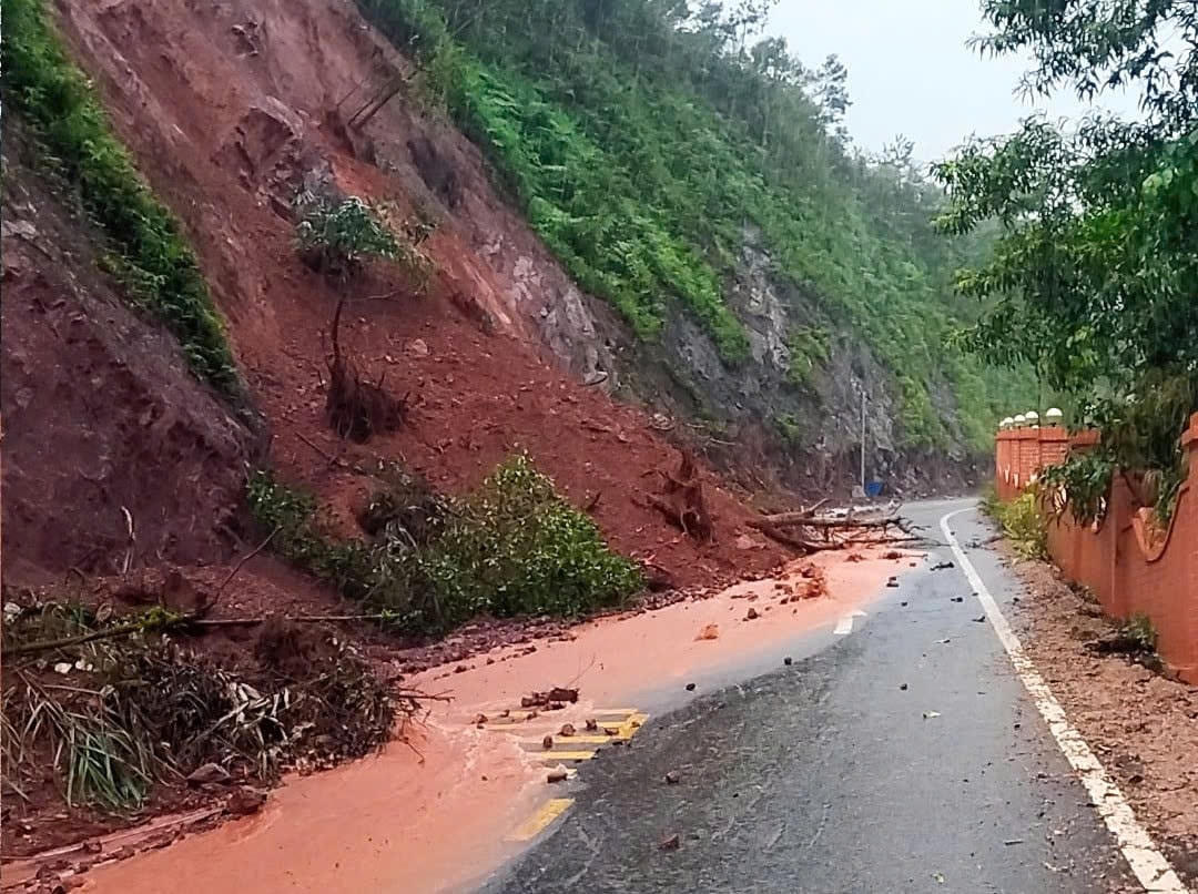 Bão Trà Mi đổ bộ miền Trung, các địa phương ghi nhận thiệt hại ban đầu