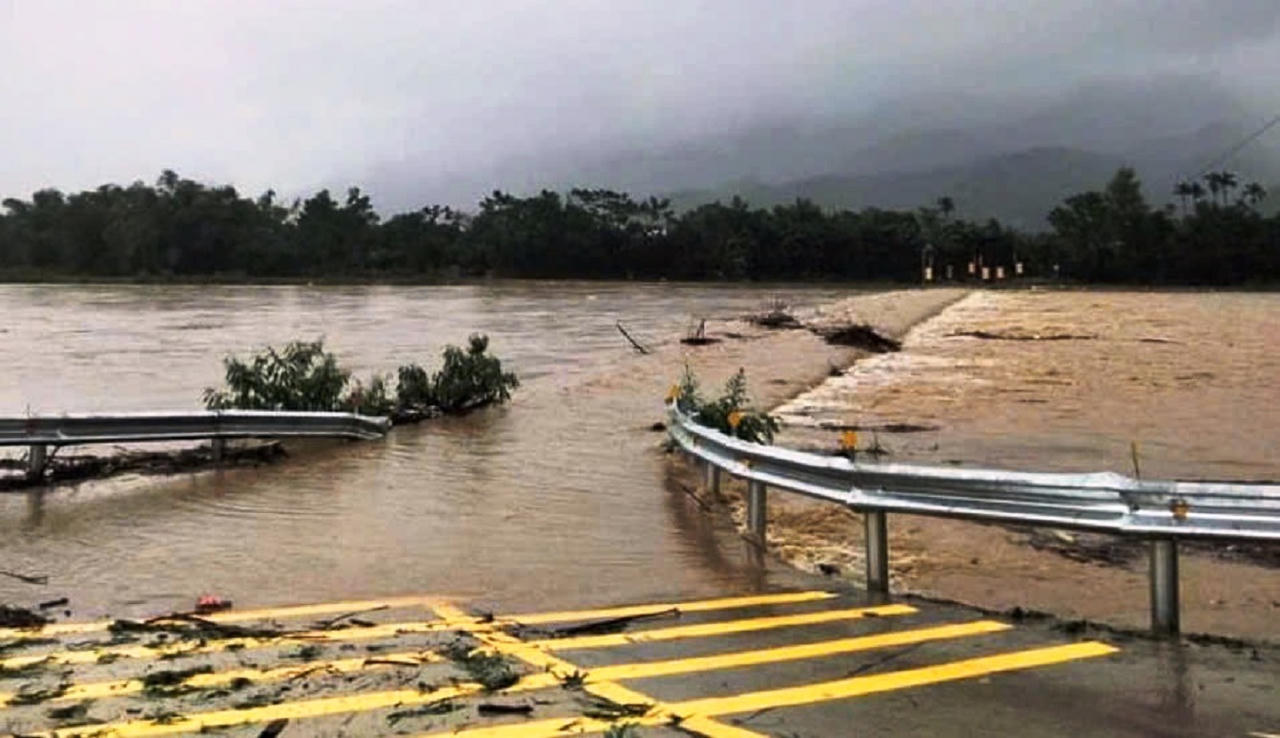 Mưa lớn cùng thủy điện xả lũ, 'rốn lũ' Đại Lộc ngập sâu, 300 hộ dân bị chia cắt