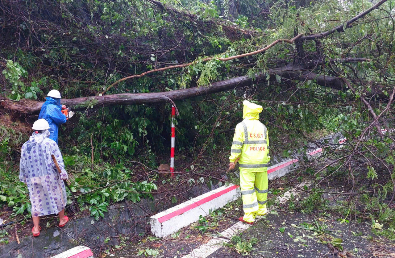 Bão Trà Mi đổ bộ miền Trung, các địa phương ghi nhận thiệt hại ban đầu
