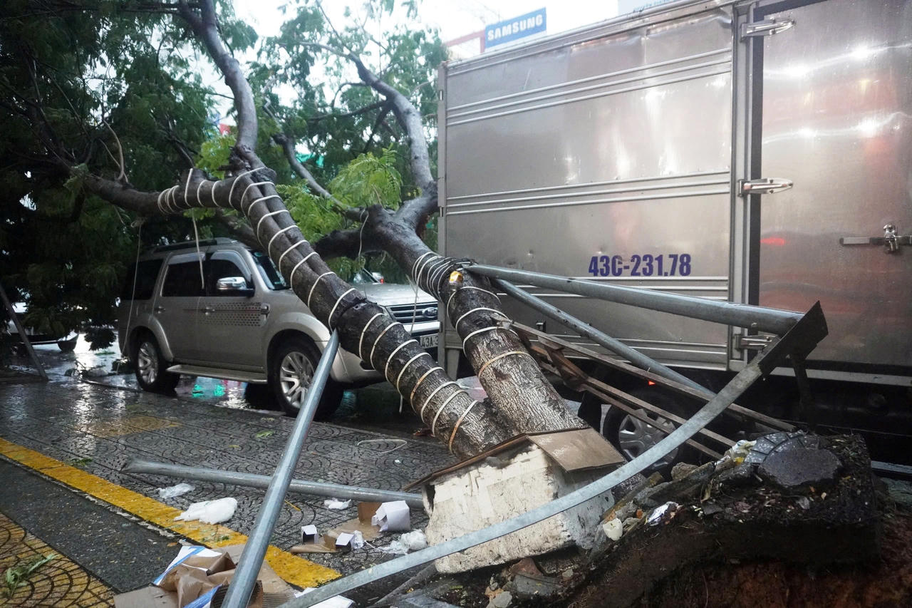 Bão Trà Mi đổ bộ miền Trung, các địa phương ghi nhận thiệt hại ban đầu