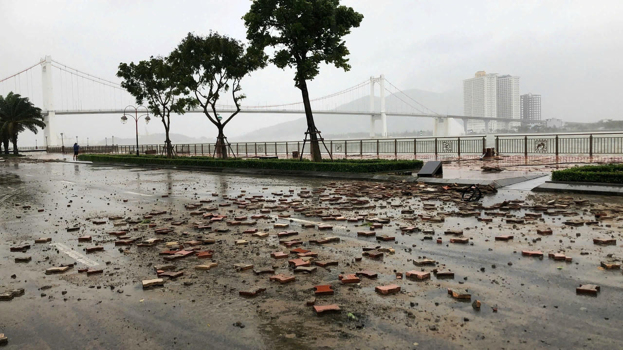 Bão Trà Mi đổ bộ miền Trung, các địa phương ghi nhận thiệt hại ban đầu
