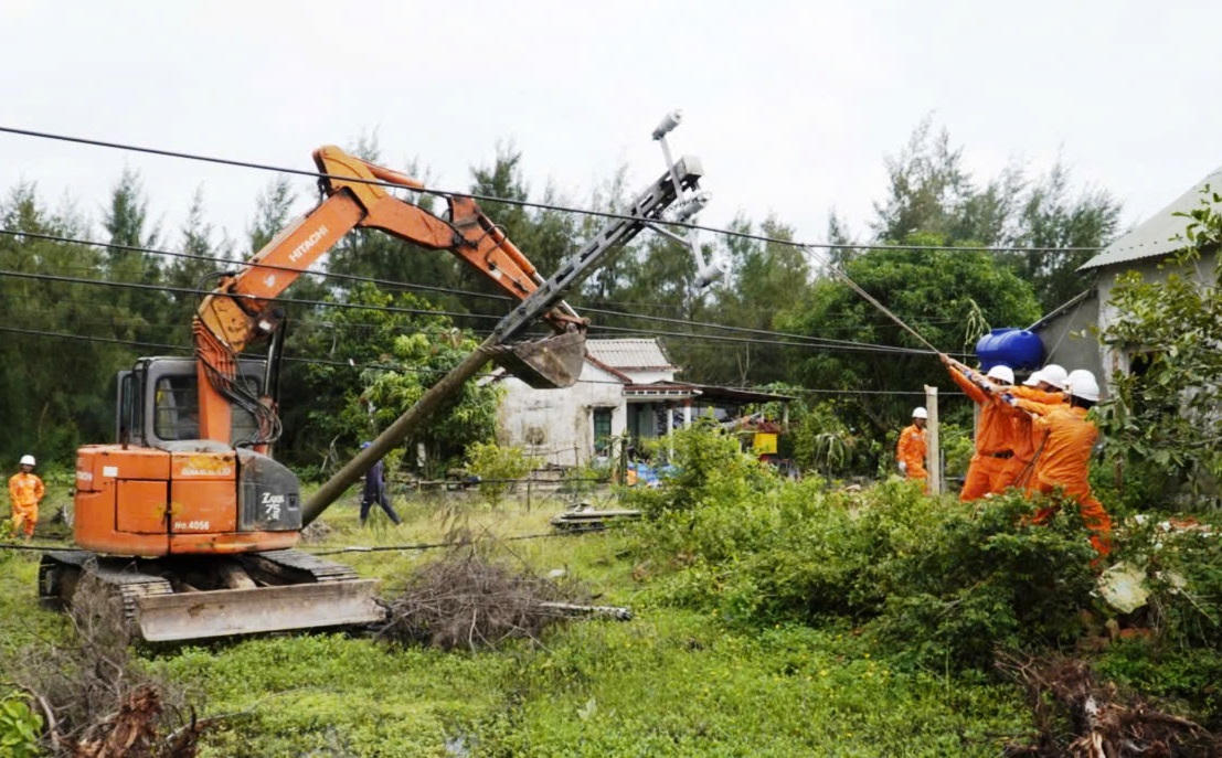 EVNCPC khắc phục sự cố, đảm bảo cấp điện lại cho 100% khách hàng sau bão Trà Mi