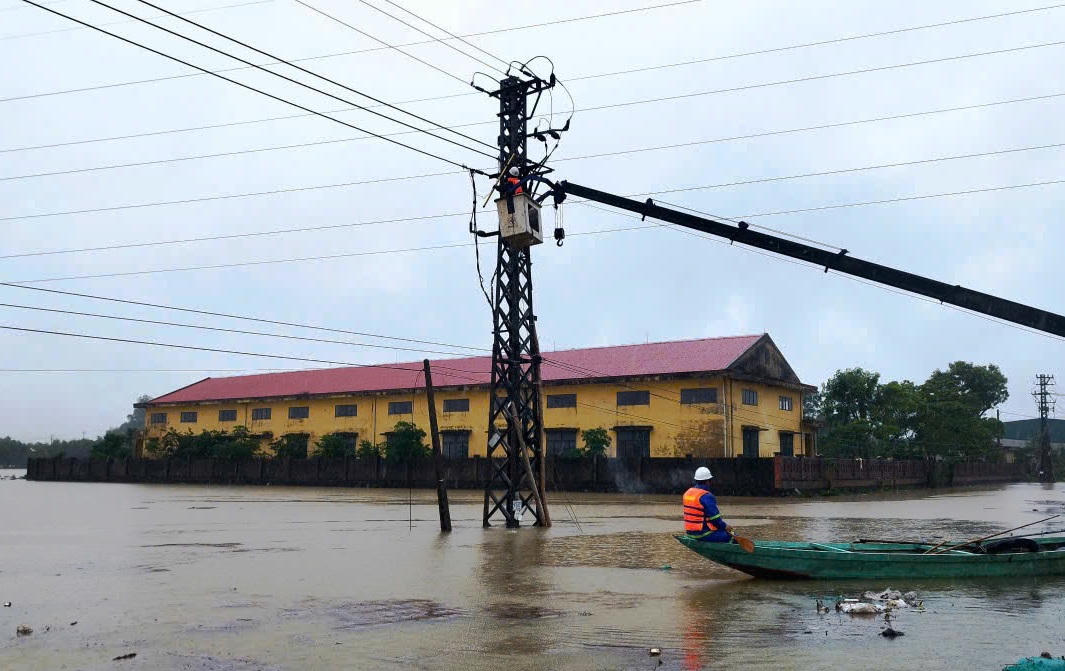 EVNCPC khắc phục sự cố, đảm bảo cấp điện lại cho 100% khách hàng sau bão Trà Mi