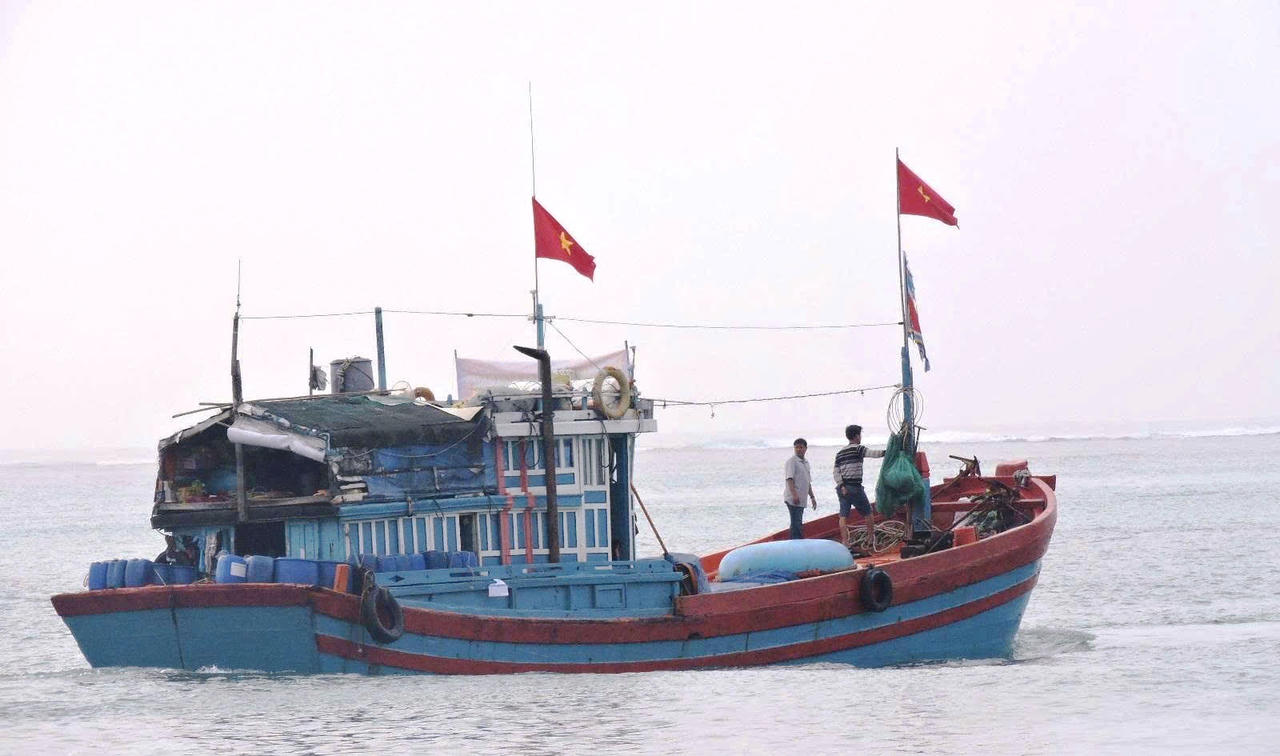 Đang hành nghề, một ngư dân Quảng Ngãi không may rơi xuống biển mất tích