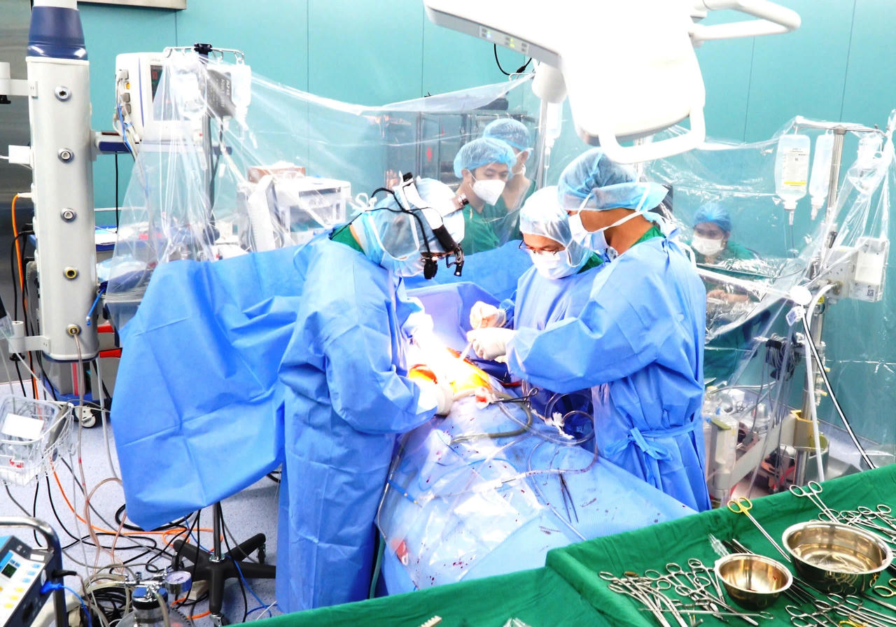 Phẫu thuật thành công ca tim hở phức tạp cho cụ ông 82 tuổi ở Quảng Nam