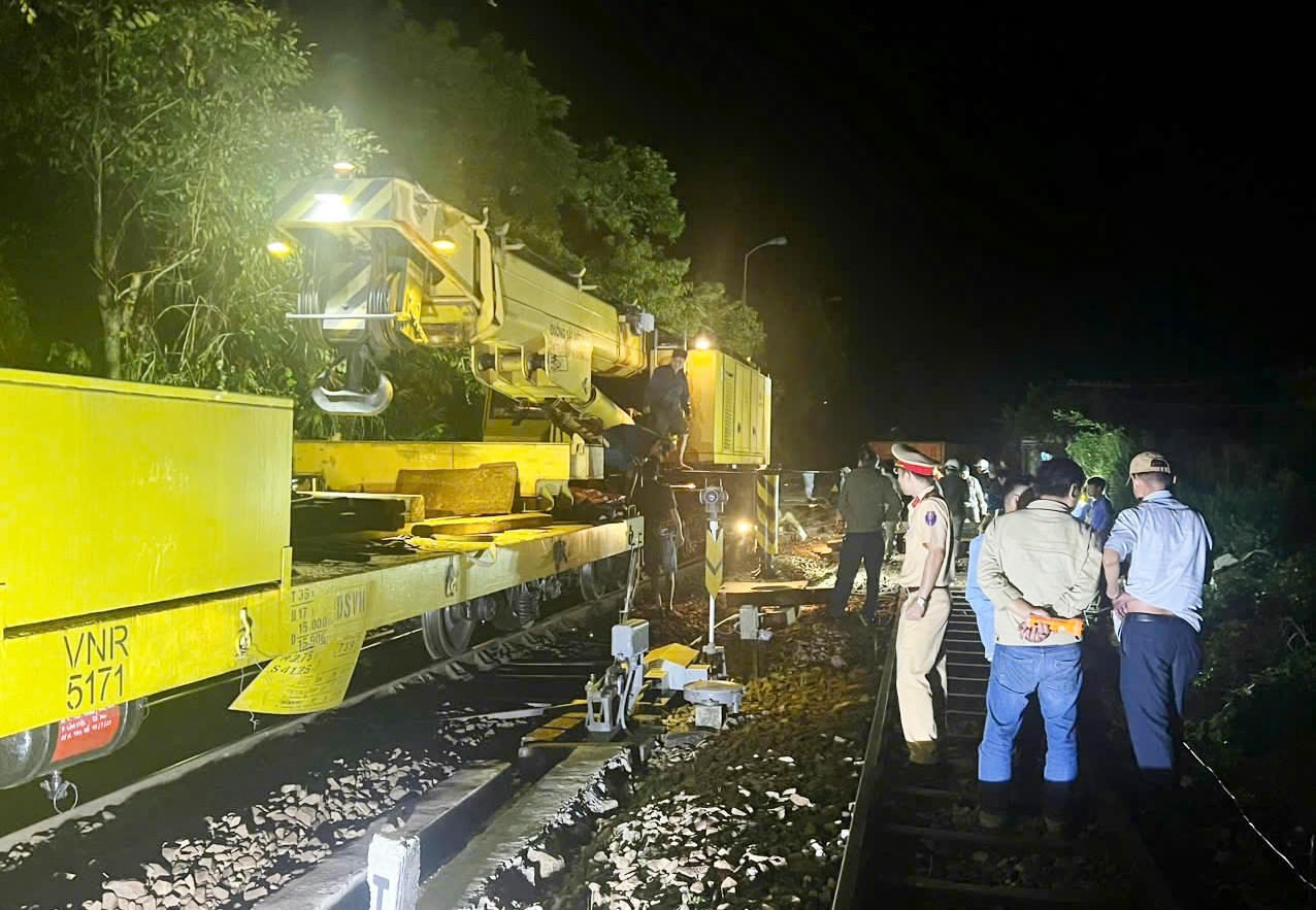 Tàu hàng trật bánh, ô tô trung chuyển hàng trăm hành khách trong đêm