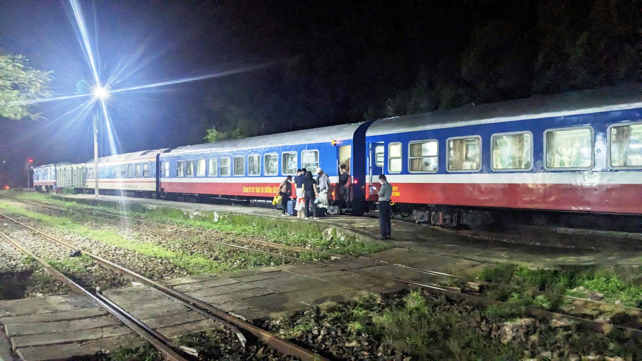 Tàu hàng trật bánh, ô tô trung chuyển hàng trăm hành khách trong đêm