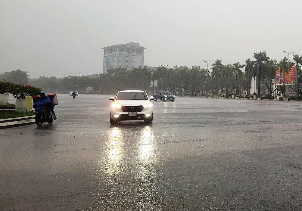 Mưa lớn nước chảy như thác đổ, Quảng Nam cảnh báo lũ quét