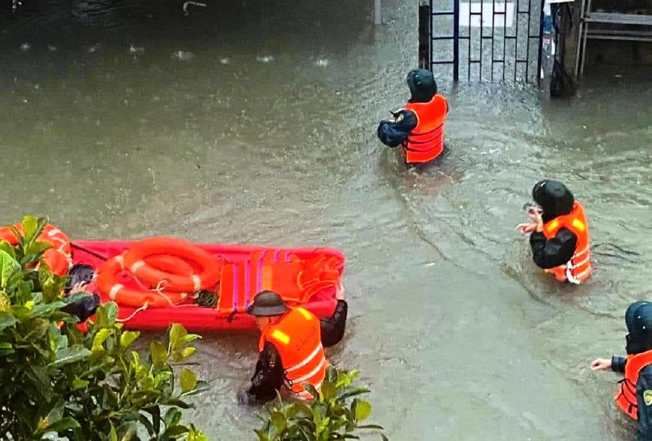 Các lực lượng vũ trang hỗ trợ người dân tại vùng “rốn ngập” Đà Nẵng