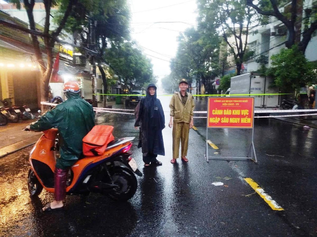 Các lực lượng vũ trang hỗ trợ người dân tại vùng “rốn ngập” Đà Nẵng