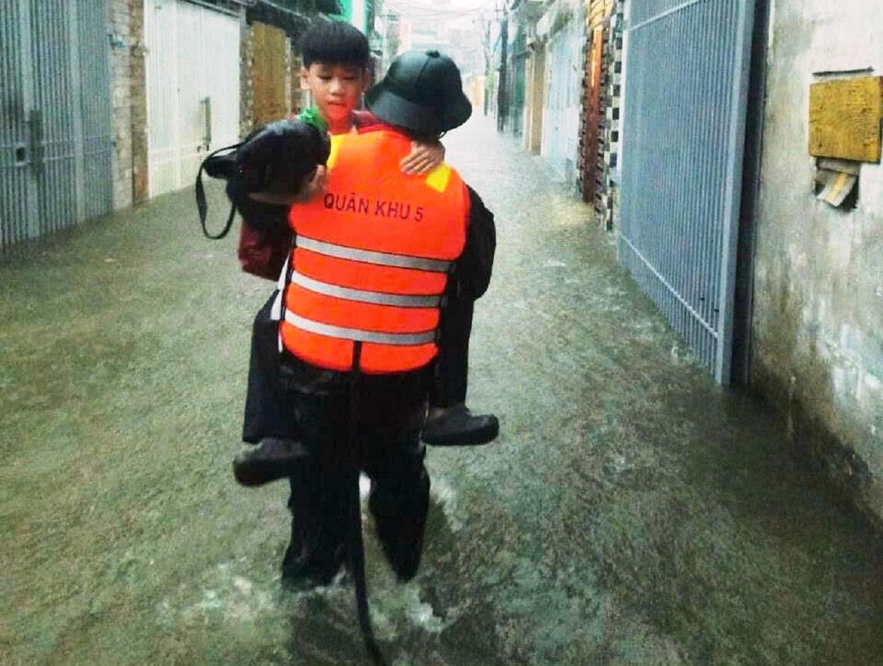 Các lực lượng vũ trang hỗ trợ người dân tại vùng “rốn ngập” Đà Nẵng