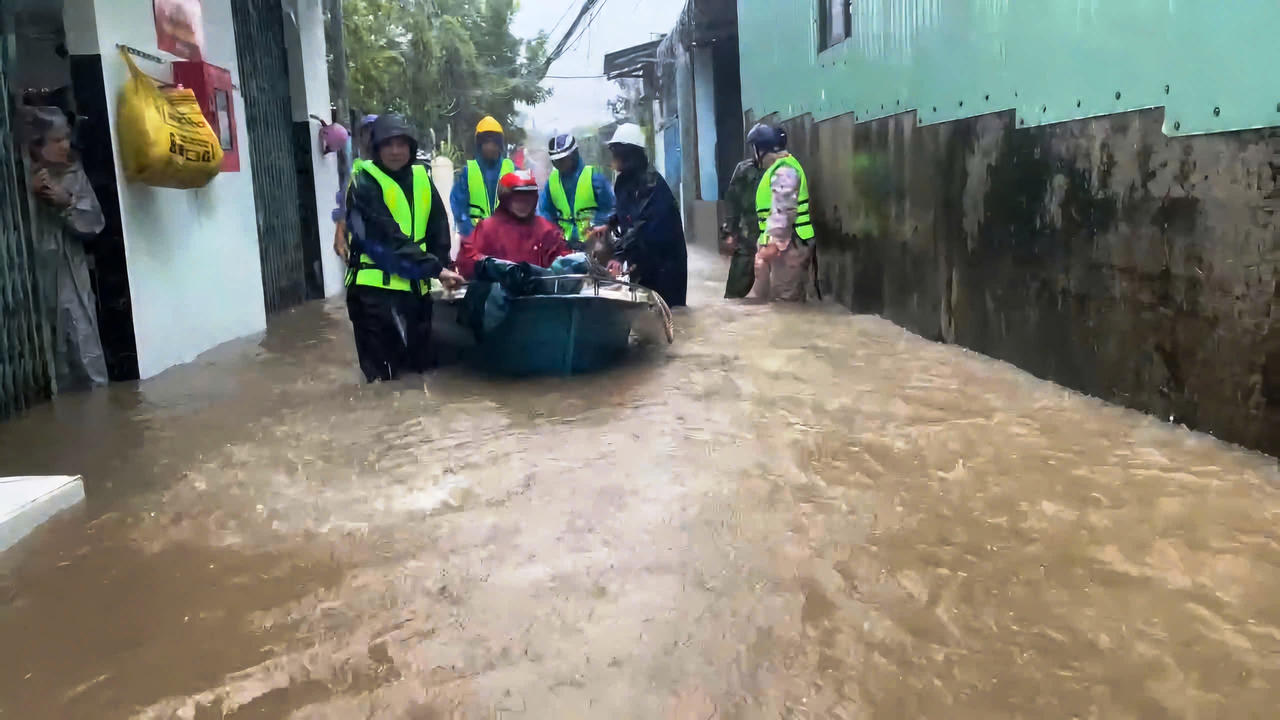 Các lực lượng vũ trang hỗ trợ người dân tại vùng “rốn ngập” Đà Nẵng