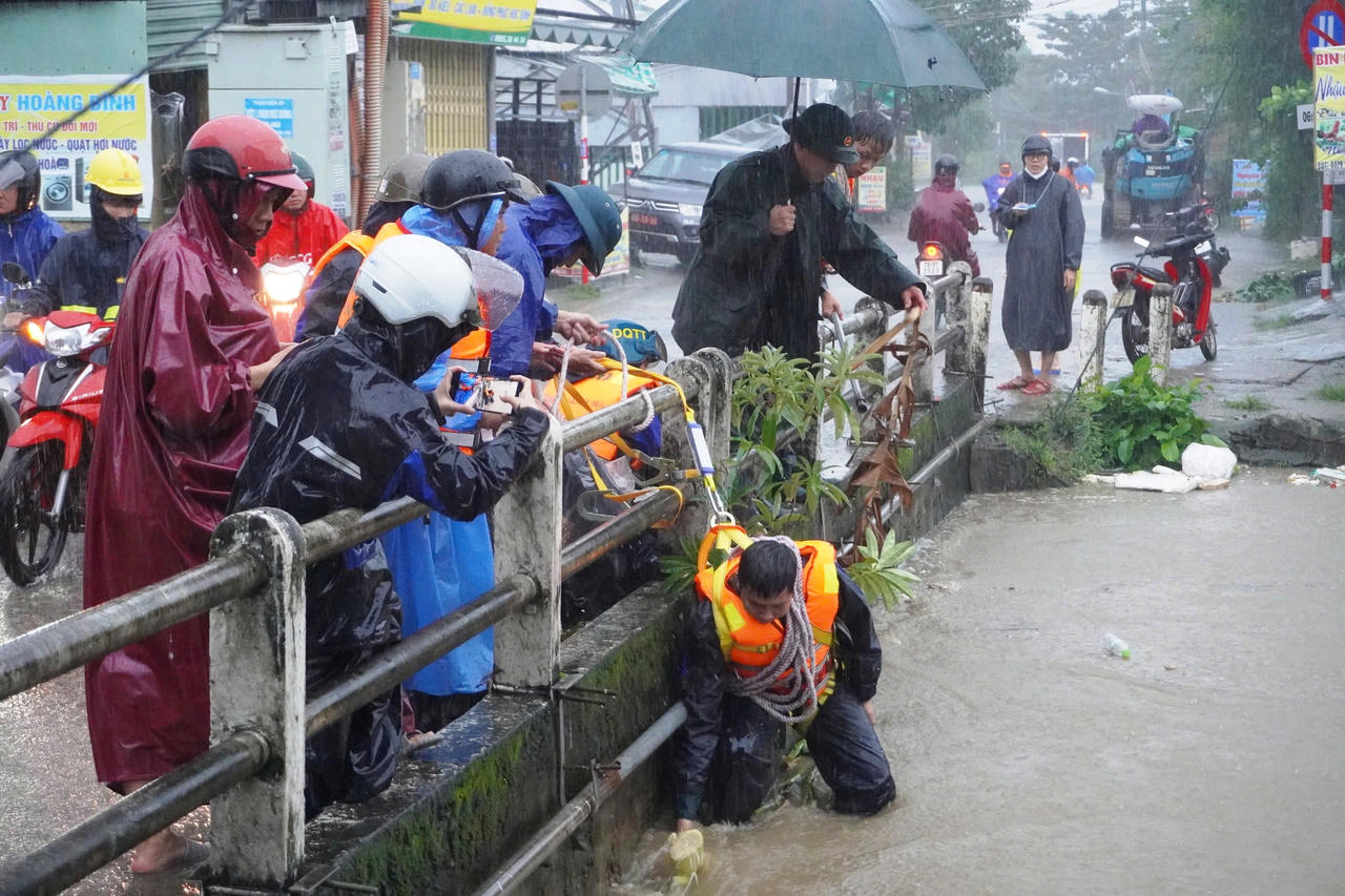 Các lực lượng vũ trang hỗ trợ người dân tại vùng “rốn ngập” Đà Nẵng