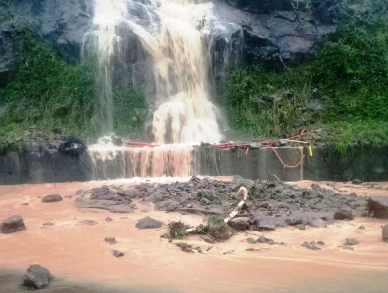 Đà Nẵng mưa trắng trời gây ngập nước, nhiều trường cho học sinh nghỉ học