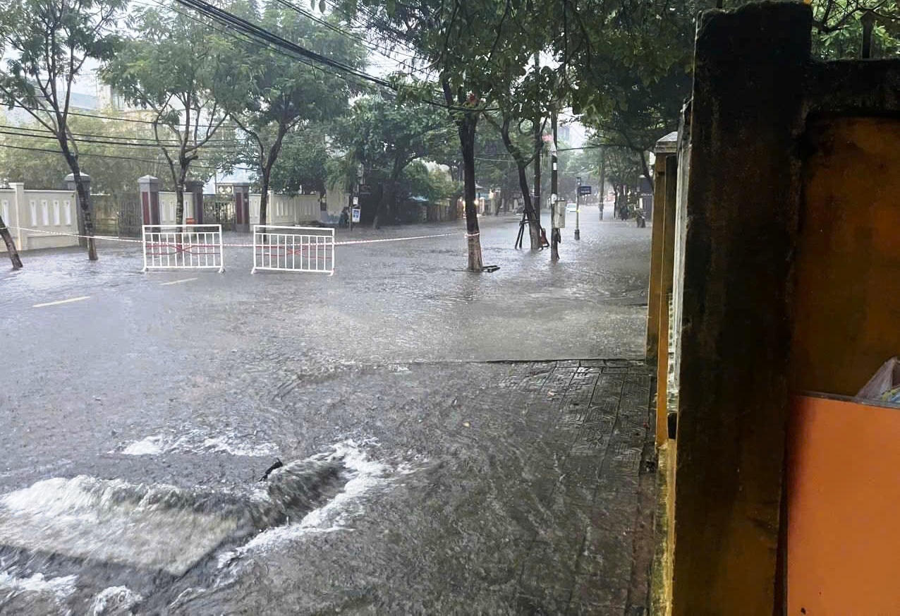 Đà Nẵng mưa trắng trời gây ngập nước, nhiều trường cho học sinh nghỉ học