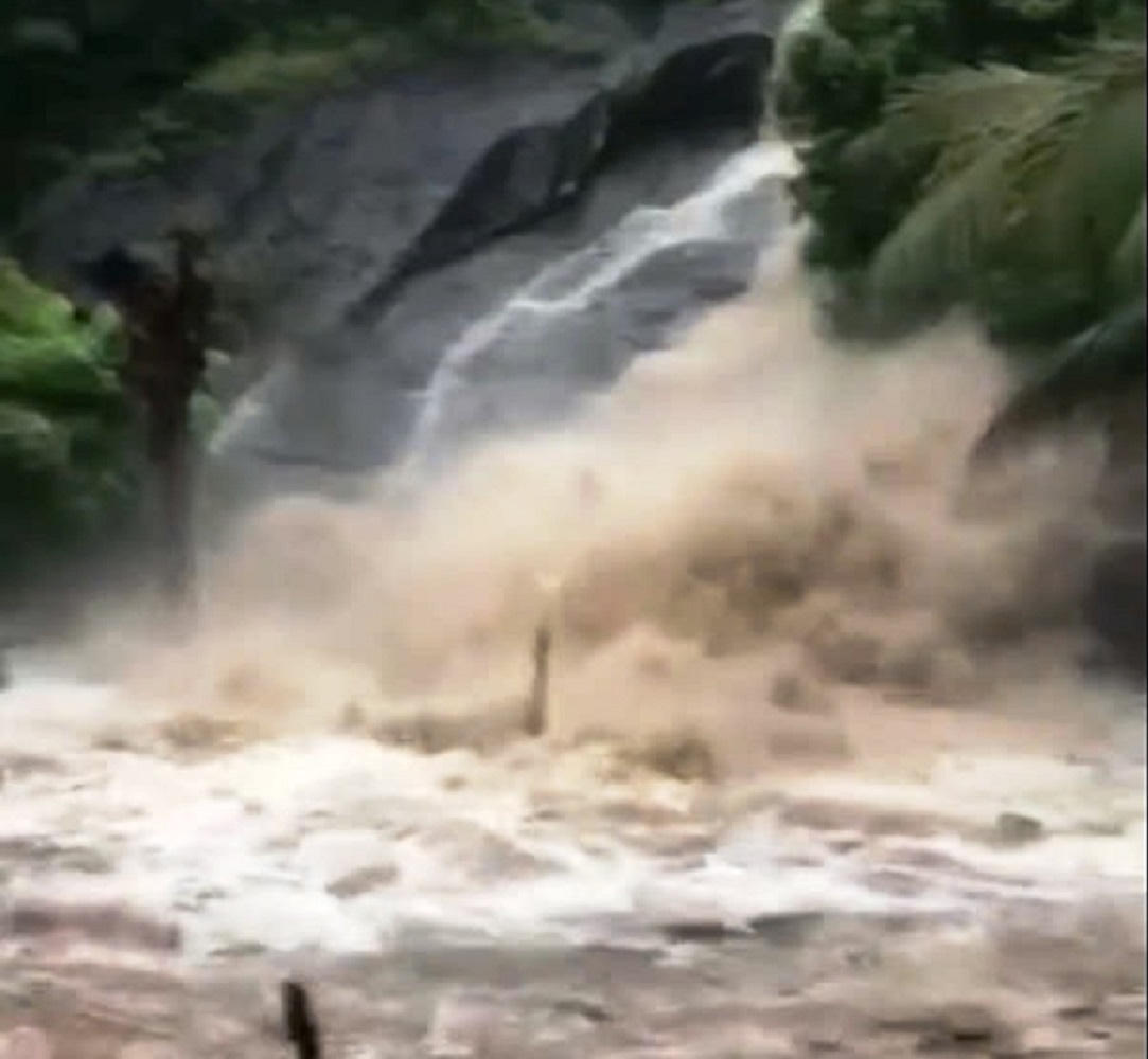 Mưa lớn nước chảy như thác đổ, Quảng Nam cảnh báo lũ quét