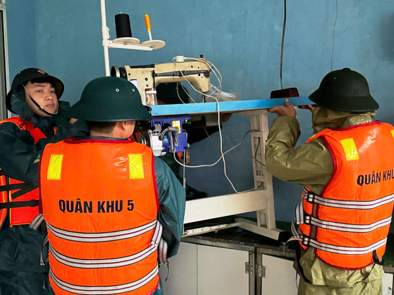 Các lực lượng vũ trang hỗ trợ người dân tại vùng “rốn ngập” Đà Nẵng