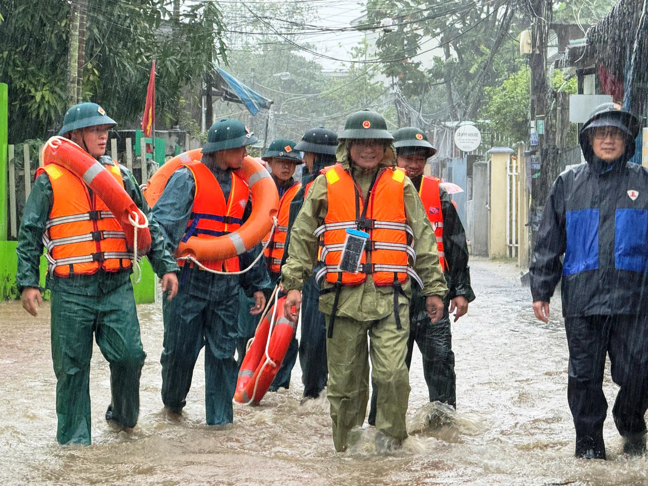 Các lực lượng vũ trang hỗ trợ người dân tại vùng “rốn ngập” Đà Nẵng