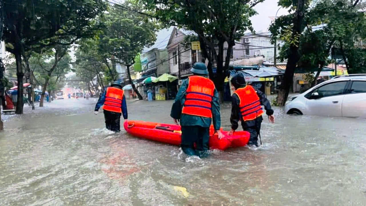Các lực lượng vũ trang hỗ trợ người dân tại vùng “rốn ngập” Đà Nẵng