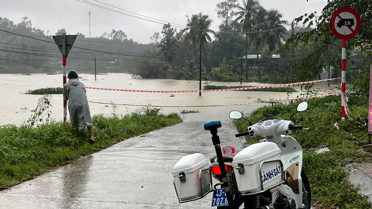 Các lực lượng vũ trang hỗ trợ người dân tại vùng “rốn ngập” Đà Nẵng