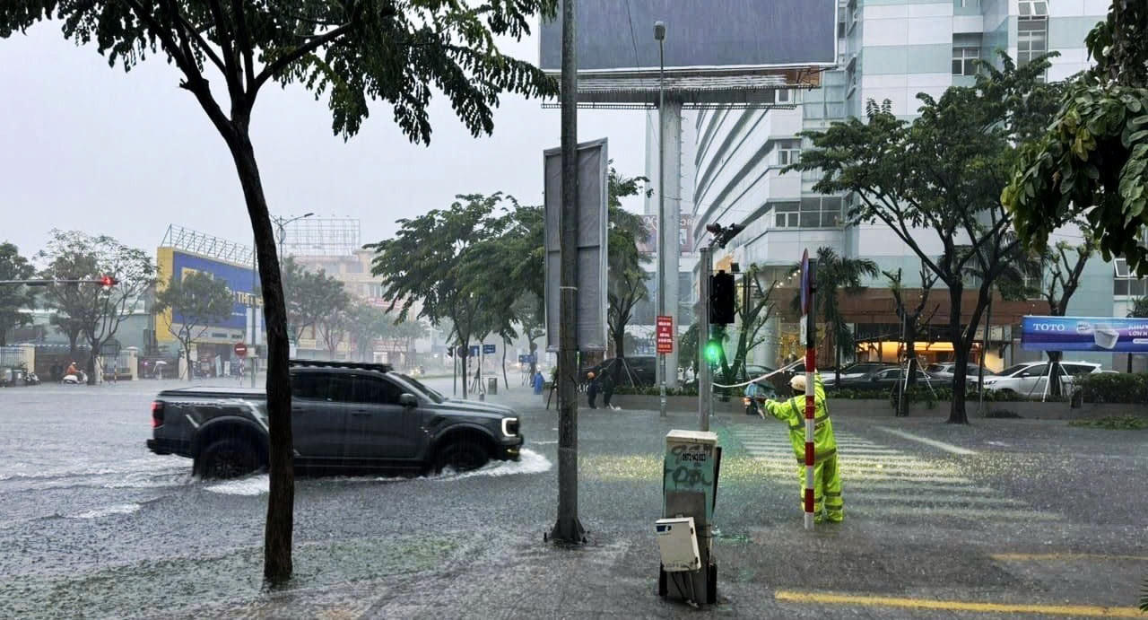 Các lực lượng vũ trang hỗ trợ người dân tại vùng “rốn ngập” Đà Nẵng