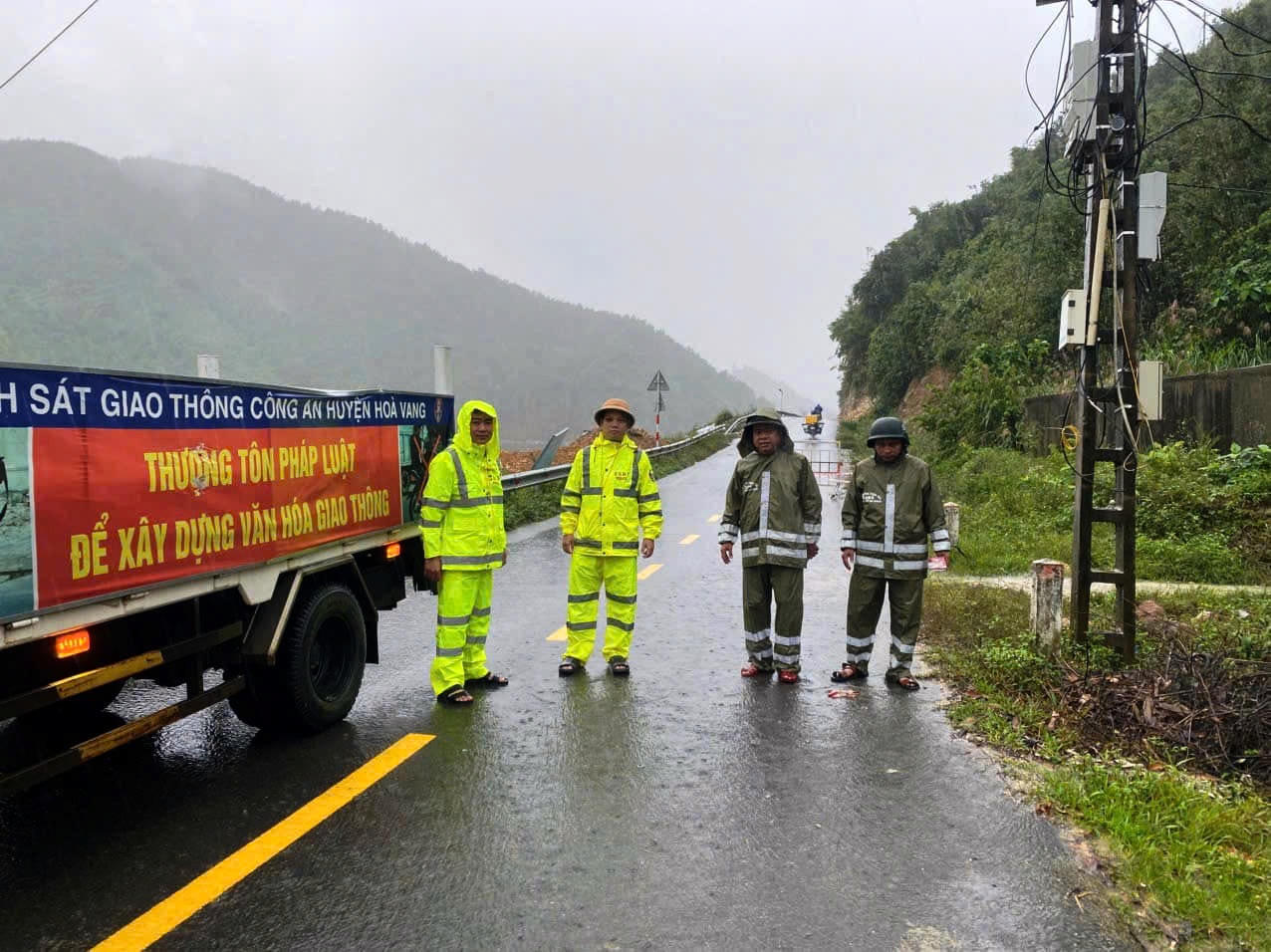 Các lực lượng vũ trang hỗ trợ người dân tại vùng “rốn ngập” Đà Nẵng