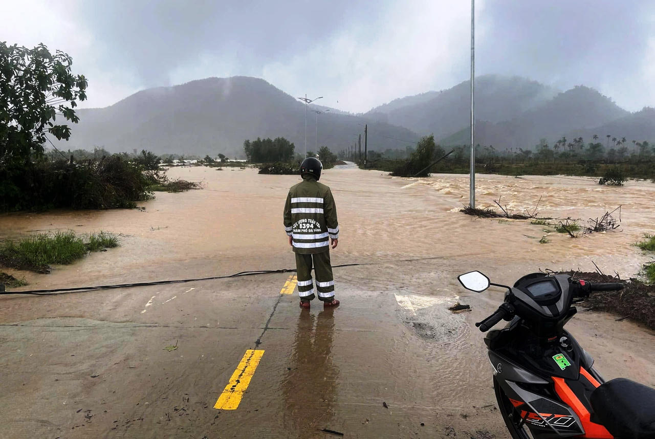 Các lực lượng vũ trang hỗ trợ người dân tại vùng “rốn ngập” Đà Nẵng