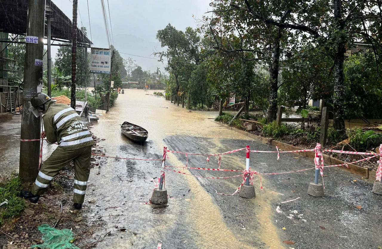Các lực lượng vũ trang hỗ trợ người dân tại vùng “rốn ngập” Đà Nẵng