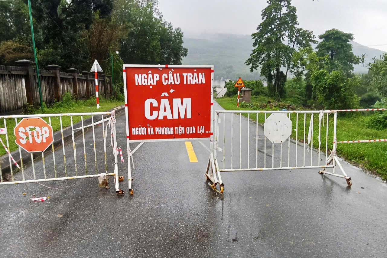 Ngập cầu tràn Thạch Nham ở Quảng Ngãi, cấm người dân qua lại