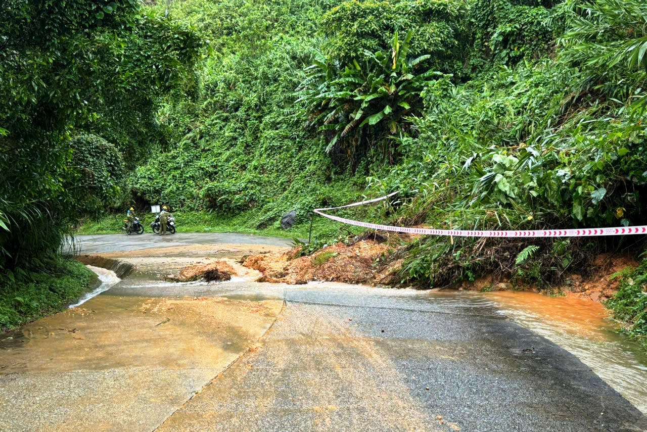 Ngập cầu tràn Thạch Nham ở Quảng Ngãi, cấm người dân qua lại