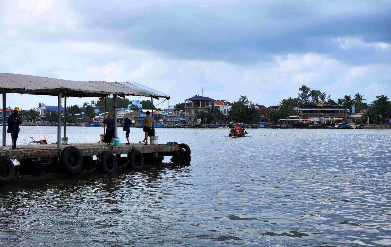 Phà sắt duy nhất bị hỏng, hàng nghìn người dân xã đảo Tam Hải “lao đao”