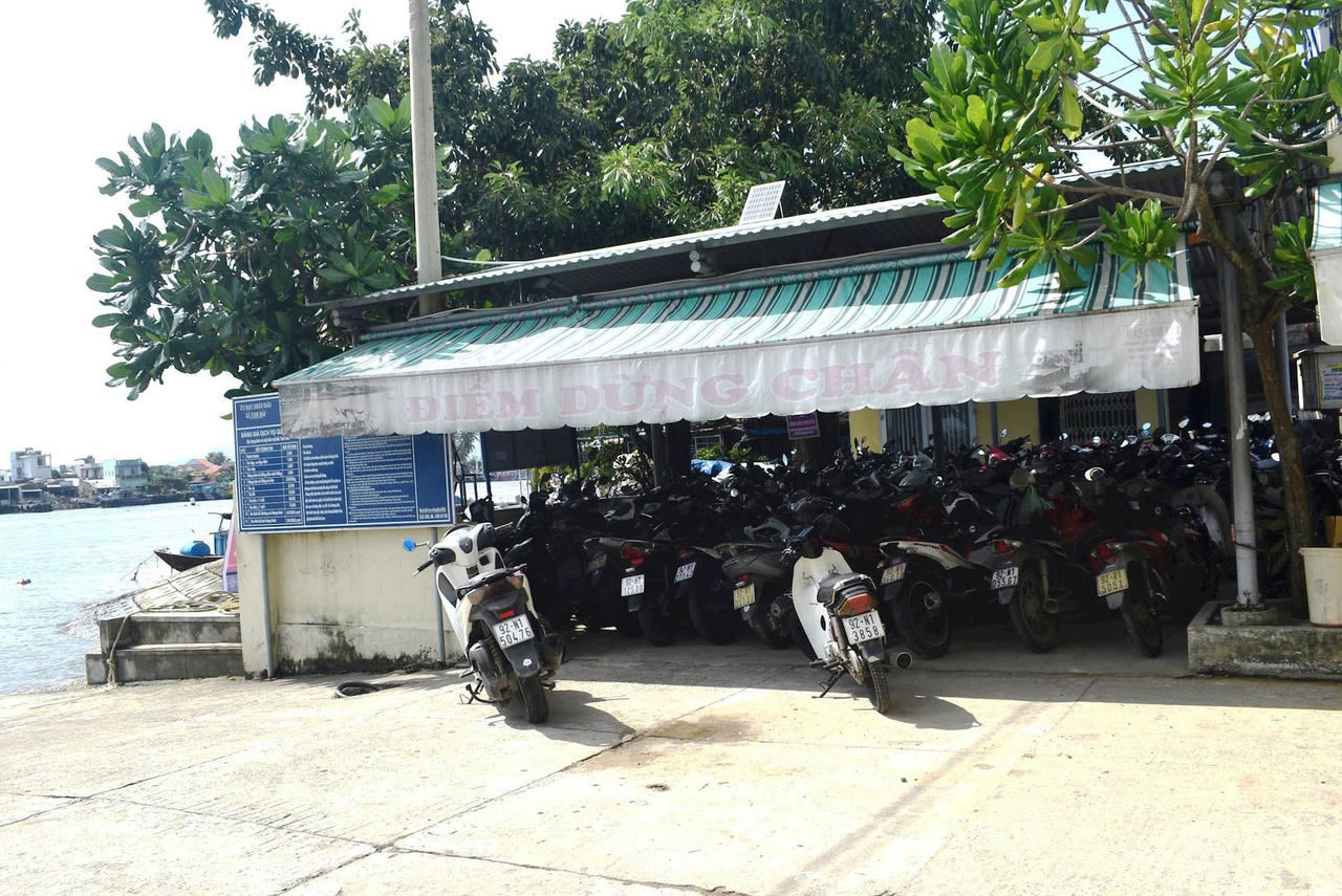 Phà sắt duy nhất bị hỏng, hàng nghìn người dân xã đảo Tam Hải “lao đao”