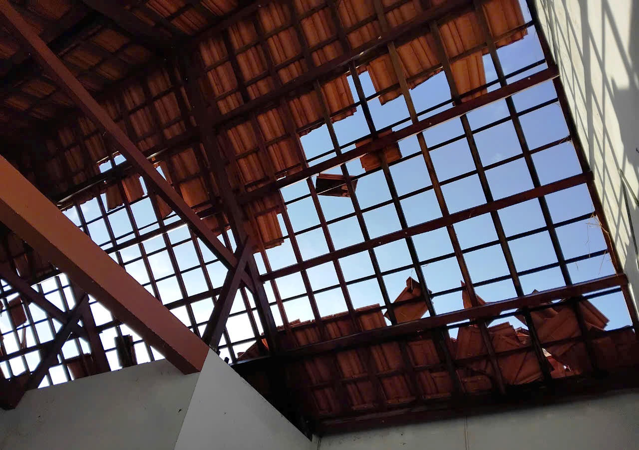 Gió lốc trong đêm, hàng chục ngôi nhà ở Quảng Ngãi bị tốc mái