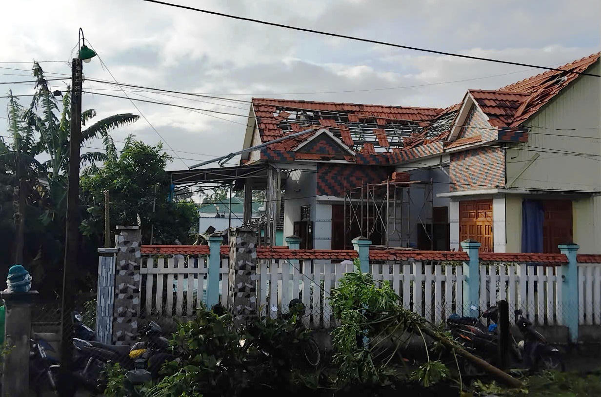 Gió lốc trong đêm, hàng chục ngôi nhà ở Quảng Ngãi bị tốc mái