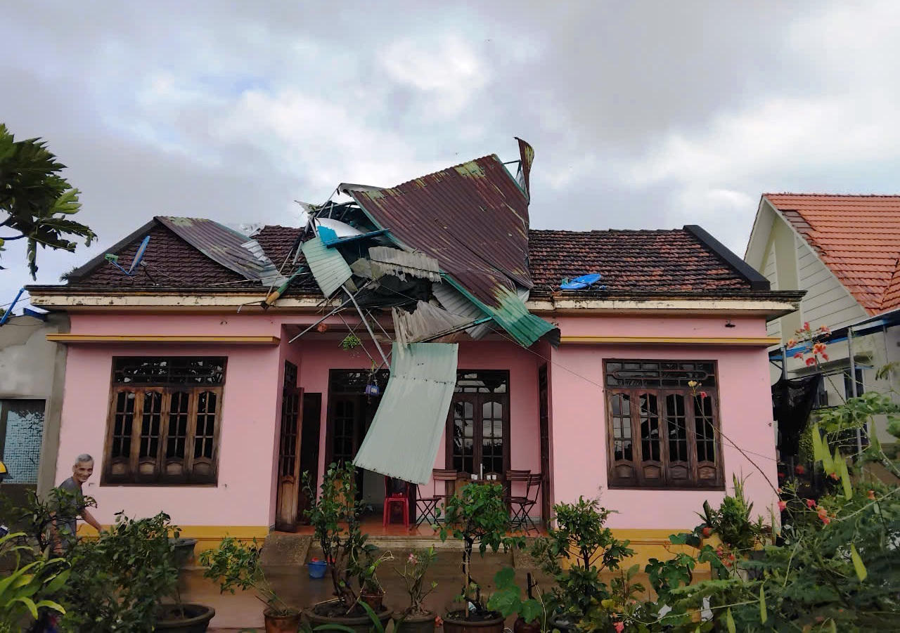 Gió lốc trong đêm, hàng chục ngôi nhà ở Quảng Ngãi bị tốc mái