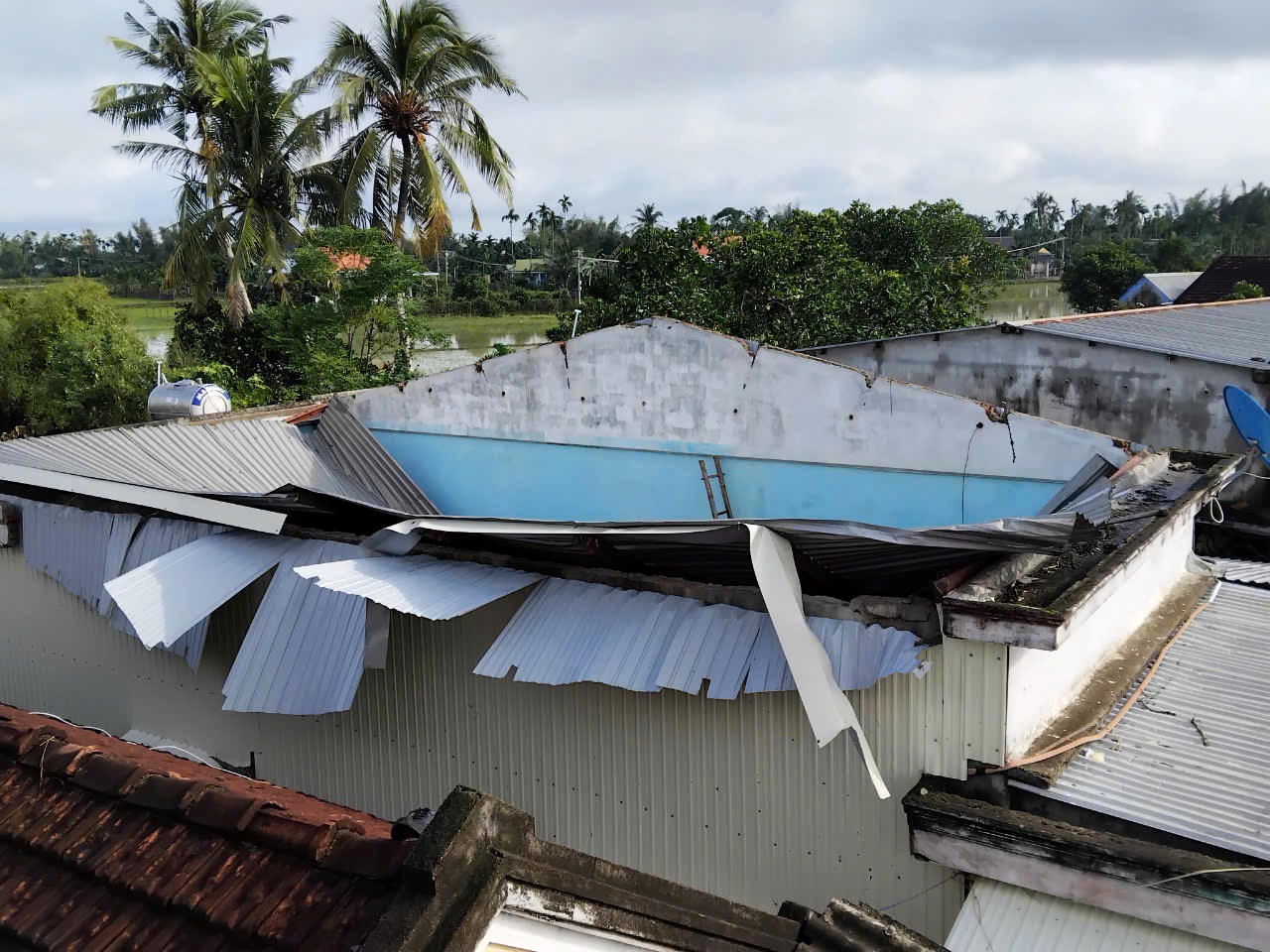 Gió lốc trong đêm, hàng chục ngôi nhà ở Quảng Ngãi bị tốc mái