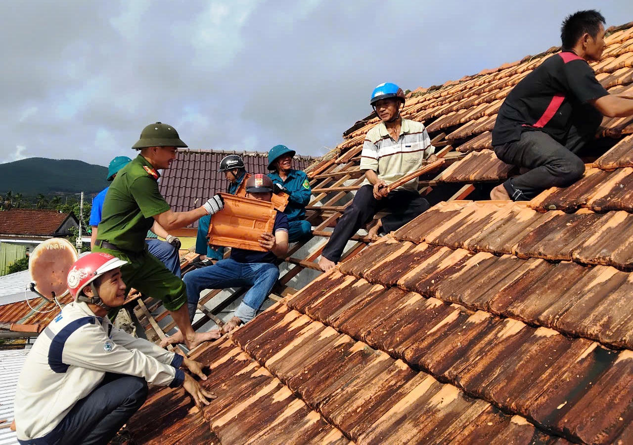 Gió lốc trong đêm, hàng chục ngôi nhà ở Quảng Ngãi bị tốc mái