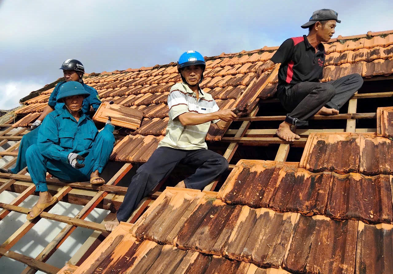Gió lốc trong đêm, hàng chục ngôi nhà ở Quảng Ngãi bị tốc mái