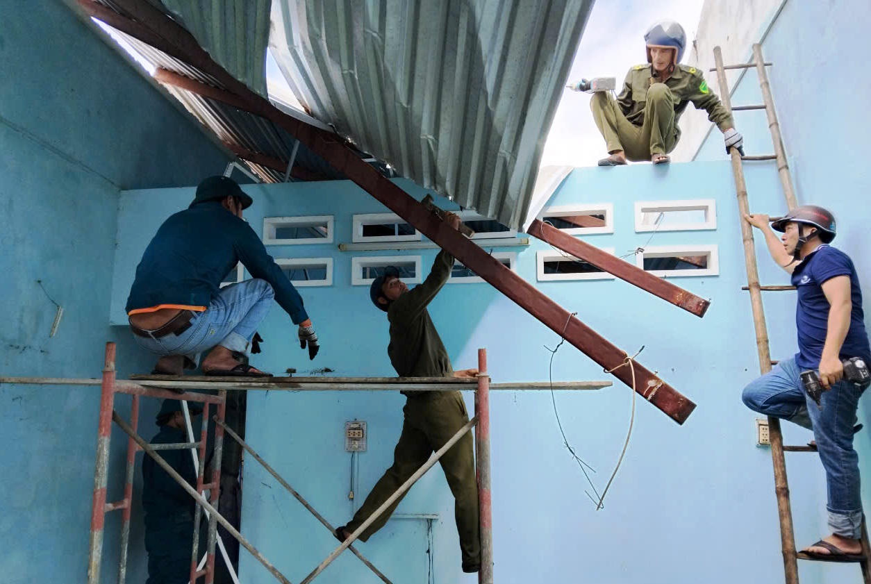 Gió lốc trong đêm, hàng chục ngôi nhà ở Quảng Ngãi bị tốc mái