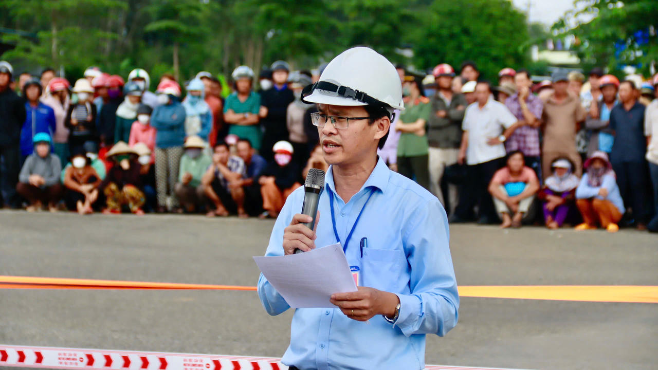 Cưỡng chế ngôi nhà trên tuyến đường trung tâm khu kinh tế Dung Quất